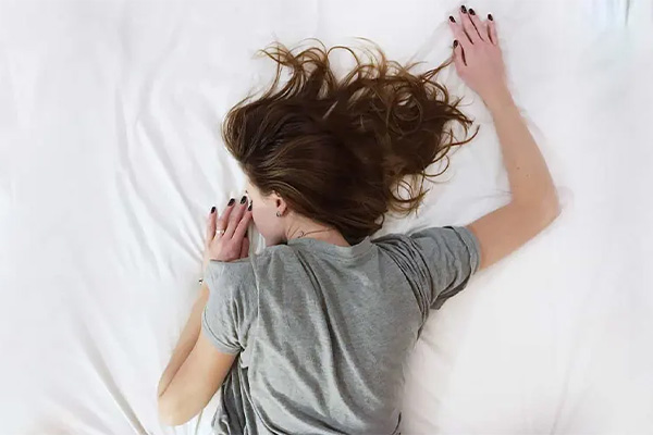 Is Sleeping Without a Pillow Good or Bad?